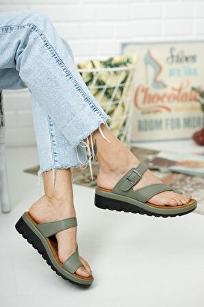 Vanessa Parmak Arası Tokalı Comfort Terlik