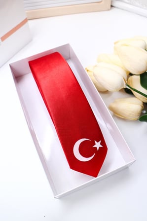SATEN KUMAŞ ÜSTÜNE TÜRK BAYRAK BASKILI ÇOCUK KRAVAT-ÖZEL KUTULU
