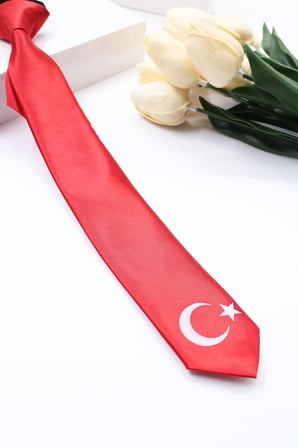 SATEN KUMAŞ ÜSTÜNE TÜRK BAYRAK BASKILI  BOYUNDAN LASTİKLİ ÇOCUK KRAVAT-ÖZEL KUTULU