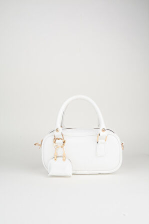 Kadın Lale Beyaz Çanta Charm Detaylı Rugan Deri Fermuar Kapama El Kol Ve Omuz Çantası