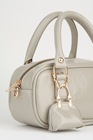 Kadın Lale Koyu Çağla Charm Detaylı Rugan Deri Fermuar Kapama El Kol Ve Omuz Çantası