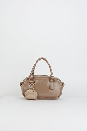 Kadın Lale Koyu Vizon Çanta Charm Detaylı Rugan Deri Fermuar Kapama El Kol Ve Omuz Çantası