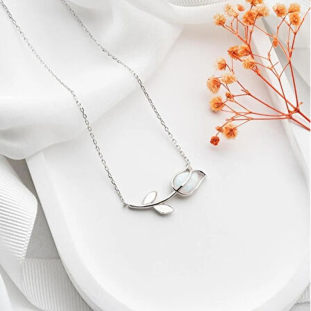 Vaoov 925 Ayar Gümüş Beyaz Opal Taşlı Lale Kolye