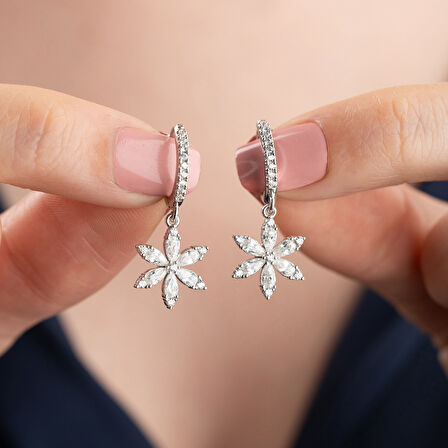 925 Ayar Gümüş Beyaz Taşlı Sallantılı Çiçek Küpe