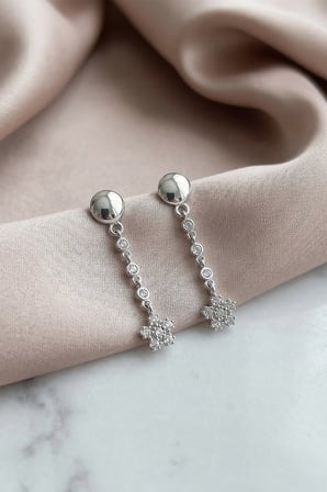 925 Ayar Gümüş Rodyum Kaplama Taşlı Çiçek Sallantılı Küpe