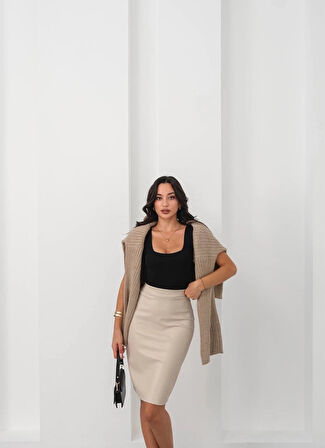 Arkadan yırtmaçlı kalem etek bej