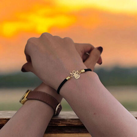 Gizemli Mevlana Motifli Siyah Örgü Detaylı ve 14 Ayar Altın Plakalı Vildan Bilekliği