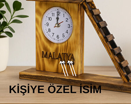 Dekoratif Ahşap Saat – Merdivenli ve Balkonlu Masa Tasarımı