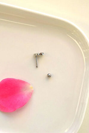 W Harfi Piercing Gümüş Renkli Harf Piercing W
