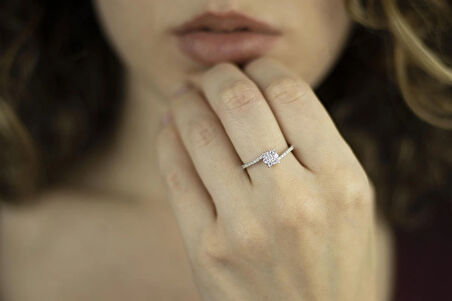 Çiçekli Ve Asimetrik Kollu 925 Ayar Minimal Gümüş Yüzük