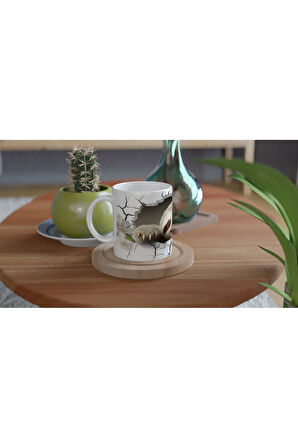 Beyaz Çiçekler Arasından Bakan Tembel Hayvan Baskılı Kupa Bardak