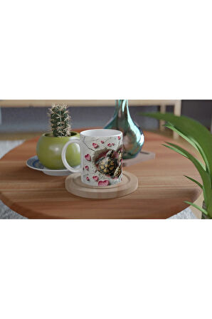 Pembe Kalpler Arasında Yürüyen Kaplumbağa Ailesi Temalı Baskılı Kupa Bardak