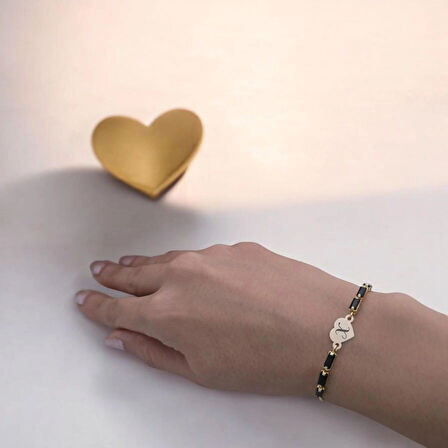 Dikkat Çekici ve Özgün Siyah Taşlı Kalp Figürlü 14 Ayar Altın Plakalı X Harfli Bileklik