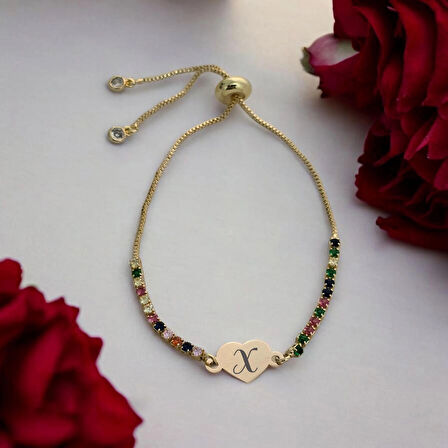 Modern Çizgili Kalp Figürlü ve Renkli Taş Desenli 14 Ayar Altın Plakalı X Harfli Bileklik