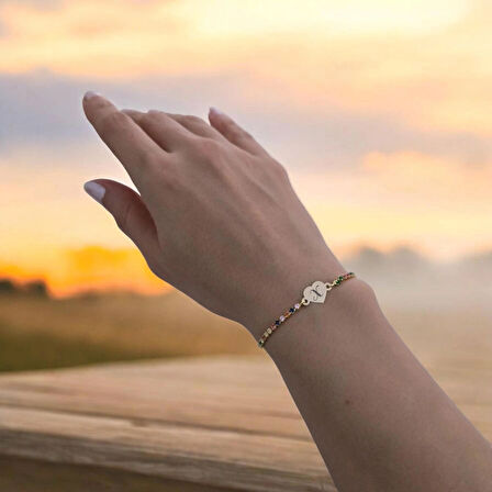 Modern Çizgili Kalp Figürlü ve Renkli Taş Desenli 14 Ayar Altın Plakalı X Harfli Bileklik