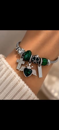 Zümrüt Yeşili Charm Detaylı Gümüş Bileklik – Kalp & Haç Figürlü