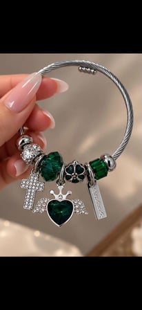 Zümrüt Yeşili Charm Detaylı Gümüş Bileklik – Kalp & Haç Figürlü
