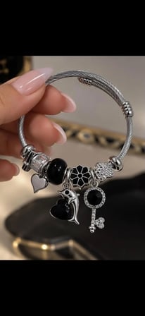 Siyah Gümüş Charm Detaylı Bileklik – Ayarlanabilir Tasarım