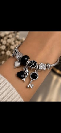 Siyah Gümüş Charm Detaylı Bileklik – Ayarlanabilir Tasarım