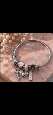 Pembe Charm Detaylı Gümüş Bileklik – Anahtar & Kalp Figürlü
