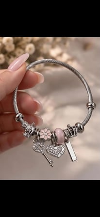 Pembe Charm Detaylı Gümüş Bileklik – Anahtar & Kalp Figürlü