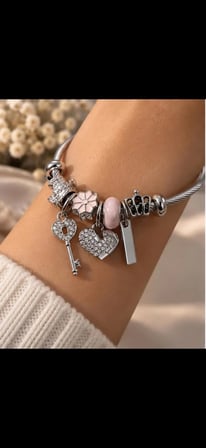 Pembe Charm Detaylı Gümüş Bileklik – Anahtar & Kalp Figürlü