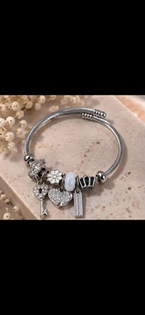 Kraliçe Taç Charm Detaylı Gümüş Bileklik – Kalp & Anahtar Figürlü