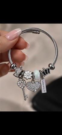 Kraliçe Taç Charm Detaylı Gümüş Bileklik – Kalp & Anahtar Figürlü