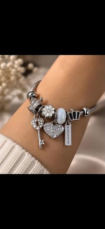 Kraliçe Taç Charm Detaylı Gümüş Bileklik – Kalp & Anahtar Figürlü