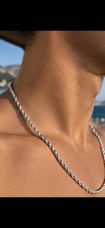 Unisex Gümüş Renk Burgu Zincir Kolye – Minimalist Şık Tasarım