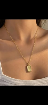 Gold Renk Dikdörtgen Plaka Kolye – Minimalist Şık Kadın Kolye