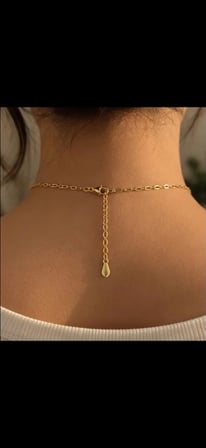 Gold Renk Dikdörtgen Plaka Kolye – Minimalist Şık Kadın Kolye