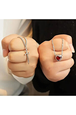 Gümüş Renk Kırmızı Taş Kalp Kılıç Çift Kolyesi Çelik Kolye - 3410