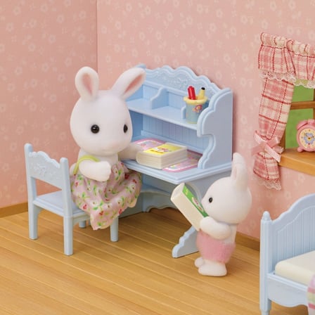 Sylvanian Families Kar Tavşanı Kız Maisie Figürlü Çalışma Masası Oyun Seti 7,5 cm