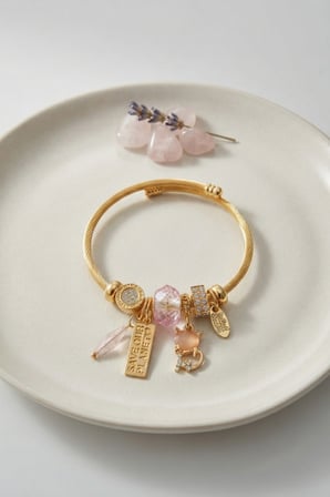 Kedili Model Pembe Charmlı Bileklik 5886-1492