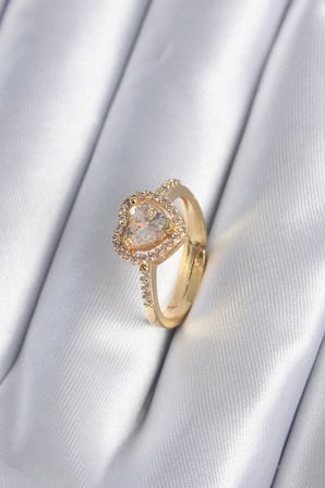 Pirinç Gold Renk Zirkon Taşlı Kalp Charm Model Kadın Yüzük -1492