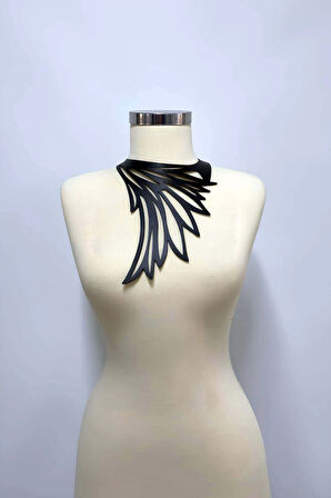 Lazer Kesim Kanat Detaylı Choker, Deri Kolye