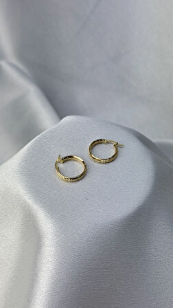 Gösterişli Altın Halka Küpe