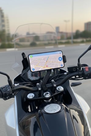 Motosiklet Gidon Telefon Tutucu–360° Döner, Kaymaz Sabitleme Sistemli, Sarsıntı Önleyici Telefon Tut