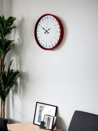 36 Cm Kırmızı 24 Saat Göstergeli Özel Tasarım Duvar Saati