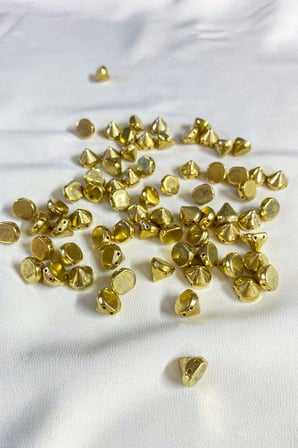 Gold Rengi 10x8 mm Çivi Model Dikme Taş Boncuk (30 Adet)