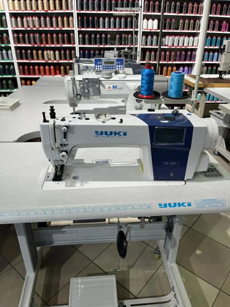 YK 1903 ÇİFT PAPUÇ DİKİŞ MAKİNASI KAPALI YAĞ KARTELİ 3'LÜ STEP MOTOR SİSTEMLİ (10MM, EKSTRA KALIN MATERYAL)