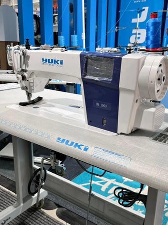 YK 1903 ÇİFT PAPUÇ DİKİŞ MAKİNASI KAPALI YAĞ KARTELİ 3'LÜ STEP MOTOR SİSTEMLİ (10MM, EKSTRA KALIN MATERYAL)