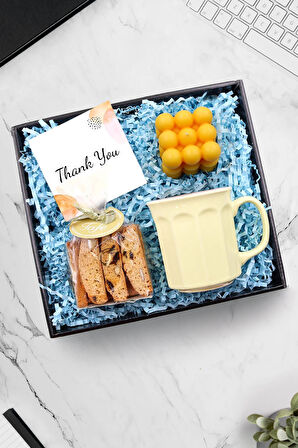 Modern Sarı Kupa & Bademli Kurabiye & Turuncu Bubble Mum Hediye Seti