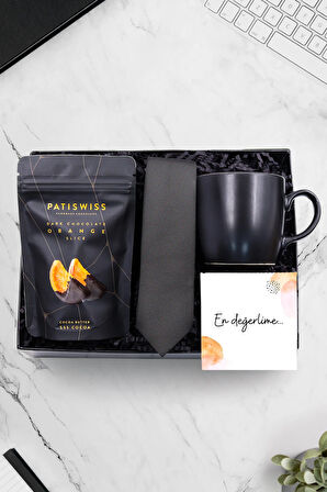 Siyah Kravat & Patiswiss Bitter Çikolata Kaplı Portakal Dilimi & Siyah Mat Kupa Hediye Seti