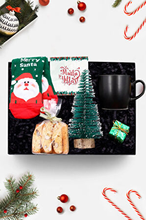 Yılbaşı Çorabı & Siyah Kupa & Ahşap Zeminli Mini Çam Ağacı & Bademli Kurabiye Hediye Seti