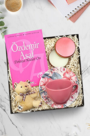 Pembe Metal Mum & Pembe Fincan & Ayıcık Anahtarlık & Özdemir Asaf - Dokuza Kadar On Hediye Seti