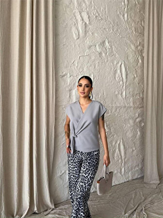 Yonca Moda Evi YANDAN BAĞLAMA DETAYLI KOLSUZ BLUZ - Gri