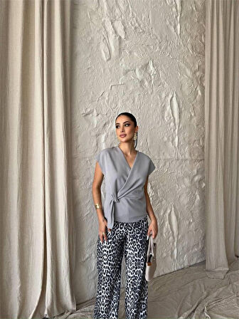 Yonca Moda Evi YANDAN BAĞLAMA DETAYLI KOLSUZ BLUZ - Gri
