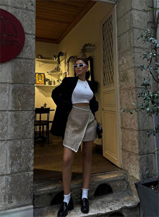 Yonca Moda Evi ŞANEL  KAPAKLI ÇOBAN DİKİŞ DETAYLI KISA ETEK - Bej